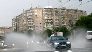PROGNOZA METEO: Ploi şi descărcări electrice în toată ţara. Cum va fi vremea luni şi marţi