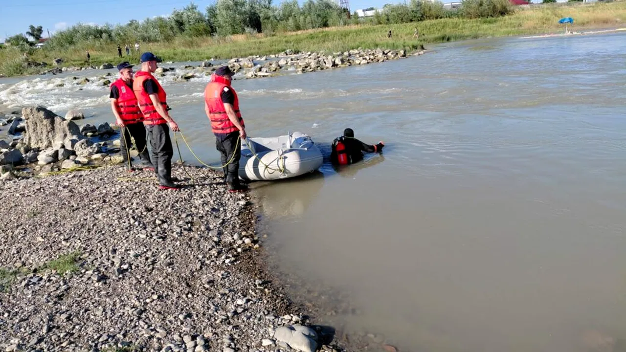 Doi frați de 12 și 15 ani au murit înecați în râul Moldova. O fetiță de 6 ani a fost salvată
