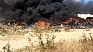 Constanţa: Incendiu puternic la un depozit de vopsele; pompierii se luptă să ţină incendiul sub control - FOTO, VIDEO