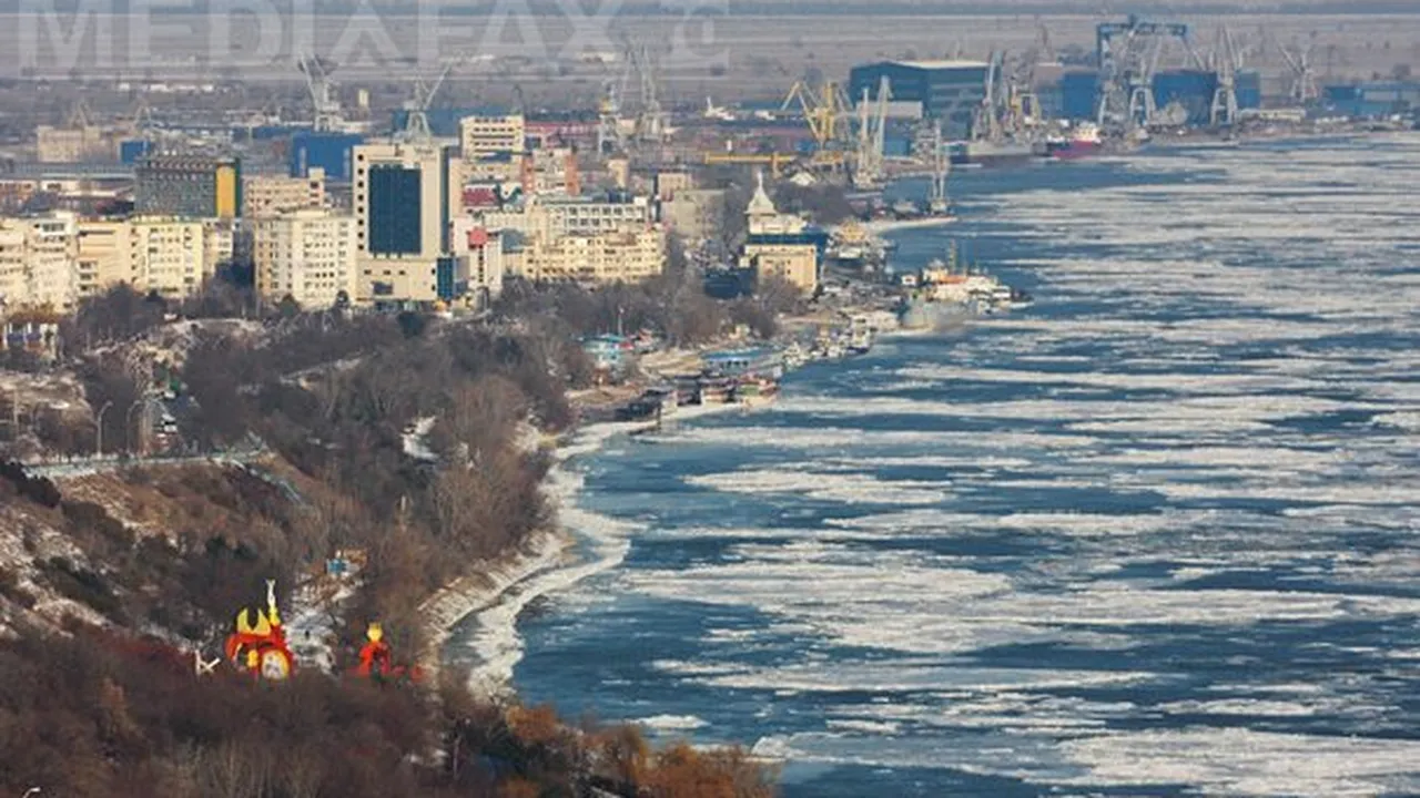 Trafic blocat pe Canalul Dunărea-Marea Neagră după ce un împingător s-a defectat din cauza gerului - GALERIE FOTO
