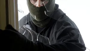 Hoţ împuşcat de un poliţist, după ce a fost prins în flagrant când încerca să fure dintr-un cabinet medical