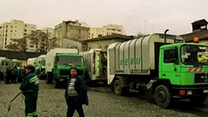 Peste 150 de salariaţi ai REBU pichetează sediul Primăriei sectorului 1