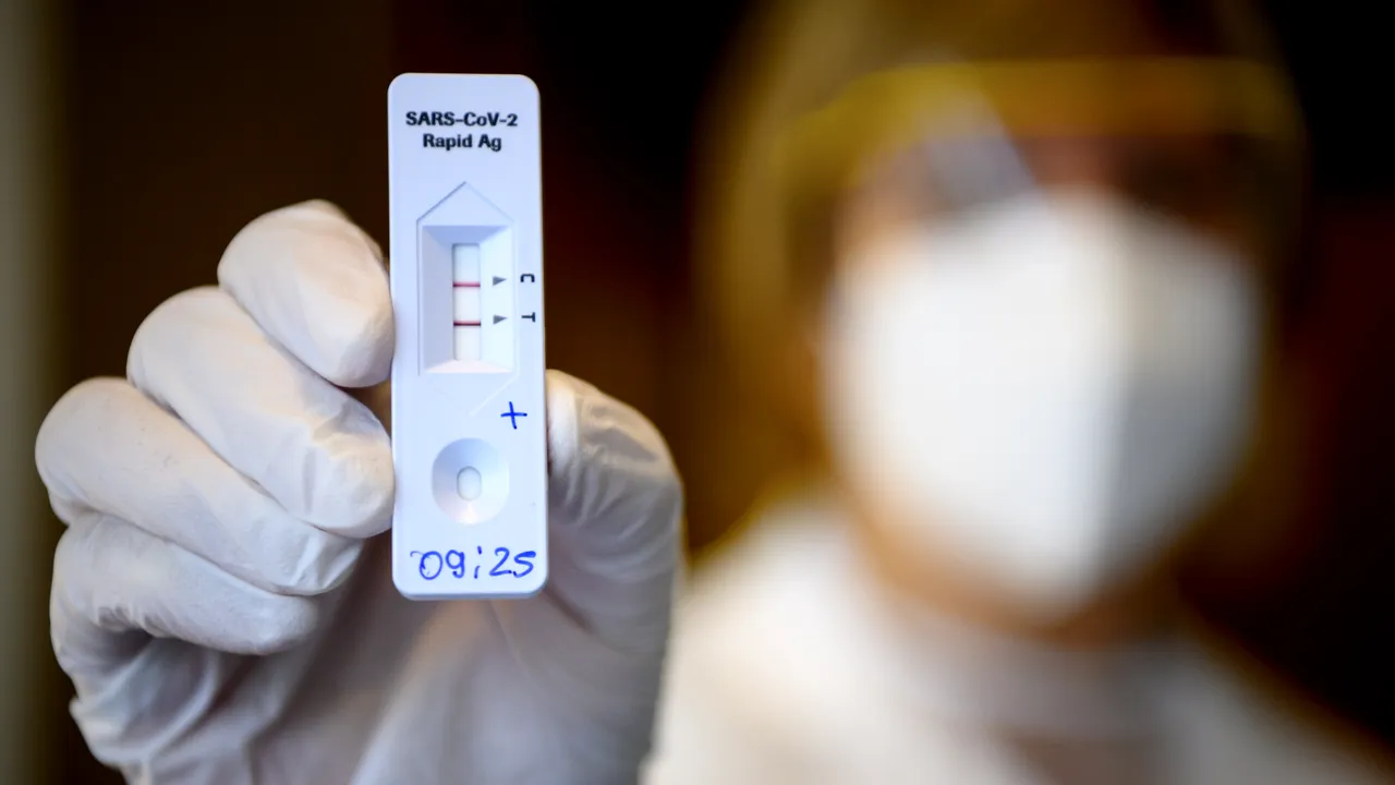 Când şi ce tip de test COVID-19 ar trebui făcut? Răspunsuri despre testare şi noua variantă Omicron