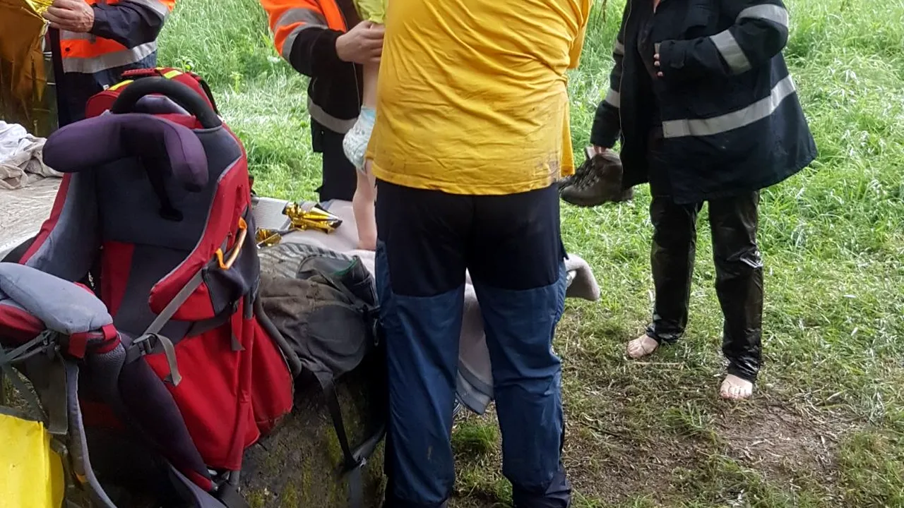 O copilă de 11 ani şi-a salvat mama şi fratele după ce aceştia au căzut într-o râpă adâncă de 10m, în timpul unei drumeţii. Mesajul transmis de ISU Caraş-Severin