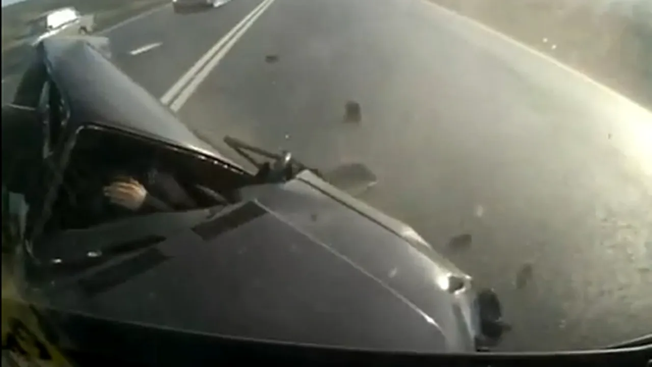 Probabil CEL MAI NOROCOS şofer din lume: A ieşit teafăr din maşina ZDROBITĂ de un camion şi un autocar - FOTO, VIDEO