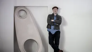 (P) Alex Chinneck aduce expoziţia ”Unzip your mind” în exclusivitate la Qreator by IQOS