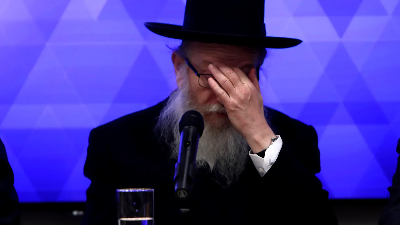 UPDATE: Site-ul MSN.com, folosit ca sursă, a şters articolul. Alte surse media şi susţinători ai lui Yaakov Litzman spun că declaraţiile au fost denaturate. TITLUL INIŢIAL: Ministrul sănătăţii din Israel considera coronavirusul o „pedeapsa divină” pentru homosexualitate. Acum, are şi el COVID-19