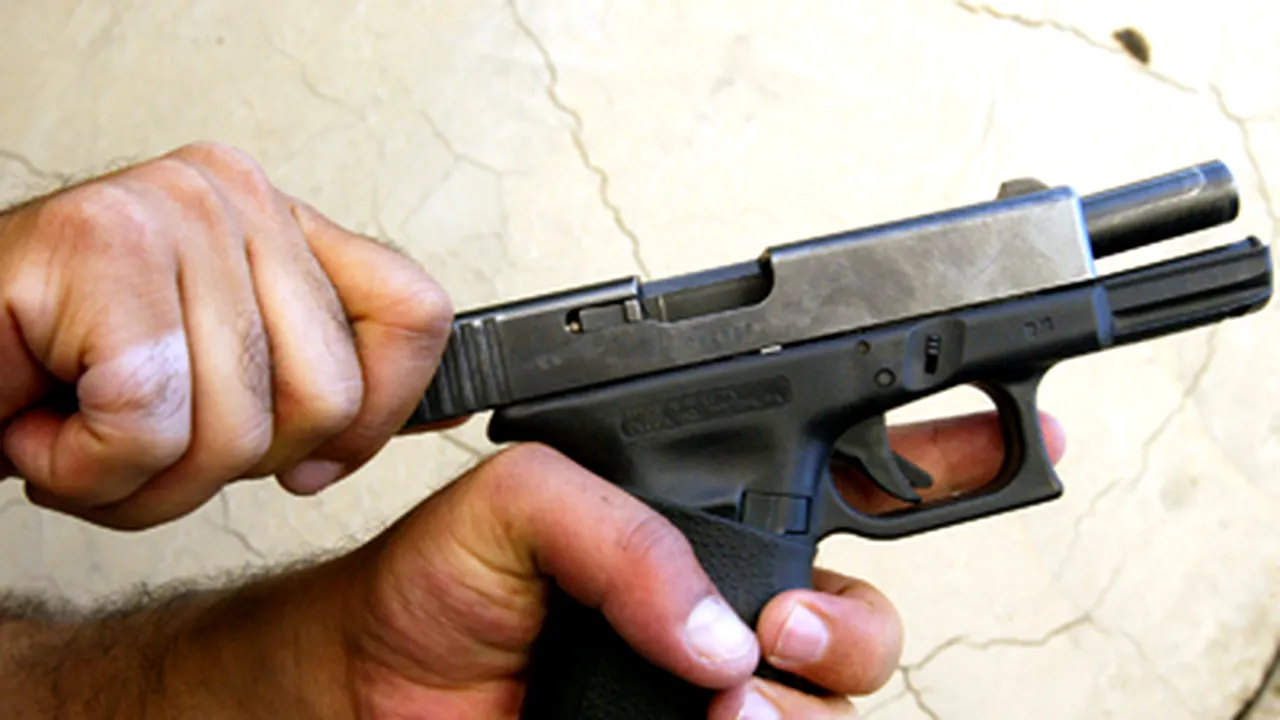 Un agent de poliţie şi-a împuşcat din greşeală o colegă de birou