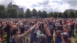 Mii de oameni au protestat la Haga faţă de măsurile luate împotriva răspândirii COVID-19. Intervenţia poliţiştilor VIDEO