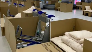 Paturi din carton pentru suspecţii de COVID-19, în Japonia. Reacţia turiştilor când au văzut unde trebuie să doarmă