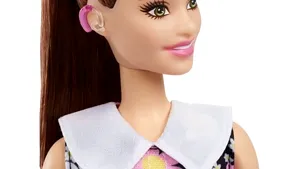 Prima păpuşă din istorie cu aparat auditiv. Barbie îi ajută pe copii să înţeleagă importanţa incluziunii