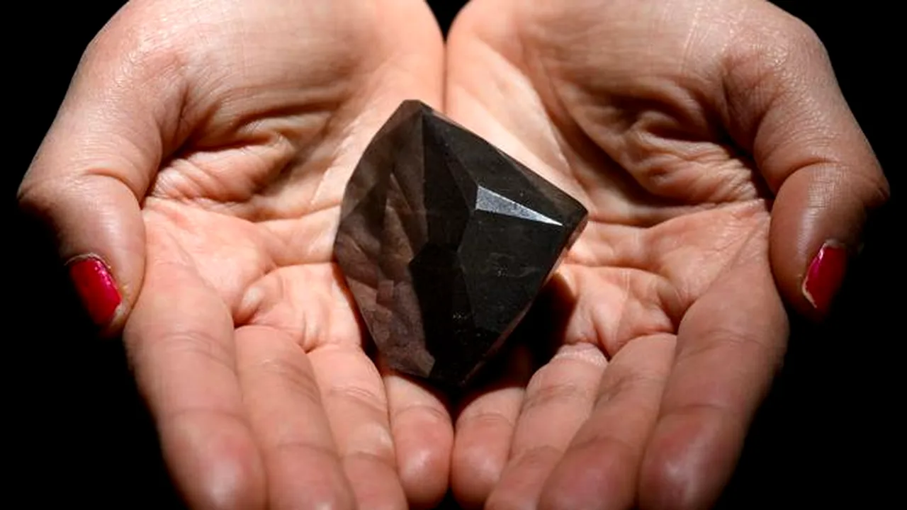 Enigma, diamantul negru adus din spaţiu, s-a vândut cu 3,7 milioane de euro. Preţuri nebune pe piaţa meteoriţilor

