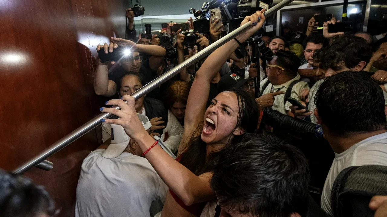 Protestatarii au dărâmat uşile Senatului mexican şi au oprit o şedinţă parlamentară