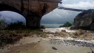 Cinci drumuri naţionale rămân blocate din cauza inundaţiilor. Traficul feroviar, afectat în trei judeţe 
