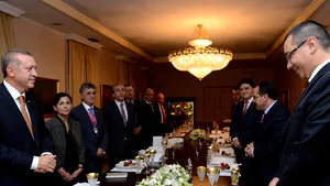 Premierul turc i-a dăruit lui Ponta un tort şi a chemat o formaţie care i-a cântat 