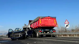 Accident grav între o maşină şi un TIR în Gorj. Un bărbat a murit iar traficul este blocat