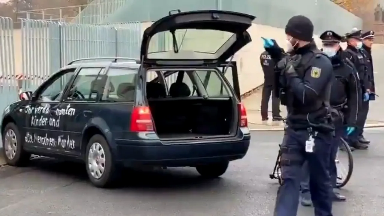 VIDEO: Un individ a lovit intenţionat cu un vehicul poarta sediului Cancelariei Germaniei