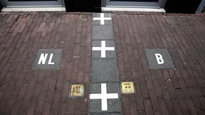 Oraşul din două ţări. Unii locuitori stau în living în Olanda şi merg în dormitor în Belgia