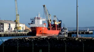 O navă suspectată de legături cu mediile de afaceri ruse vizate de sancţiuni a fost interceptată de Franţa