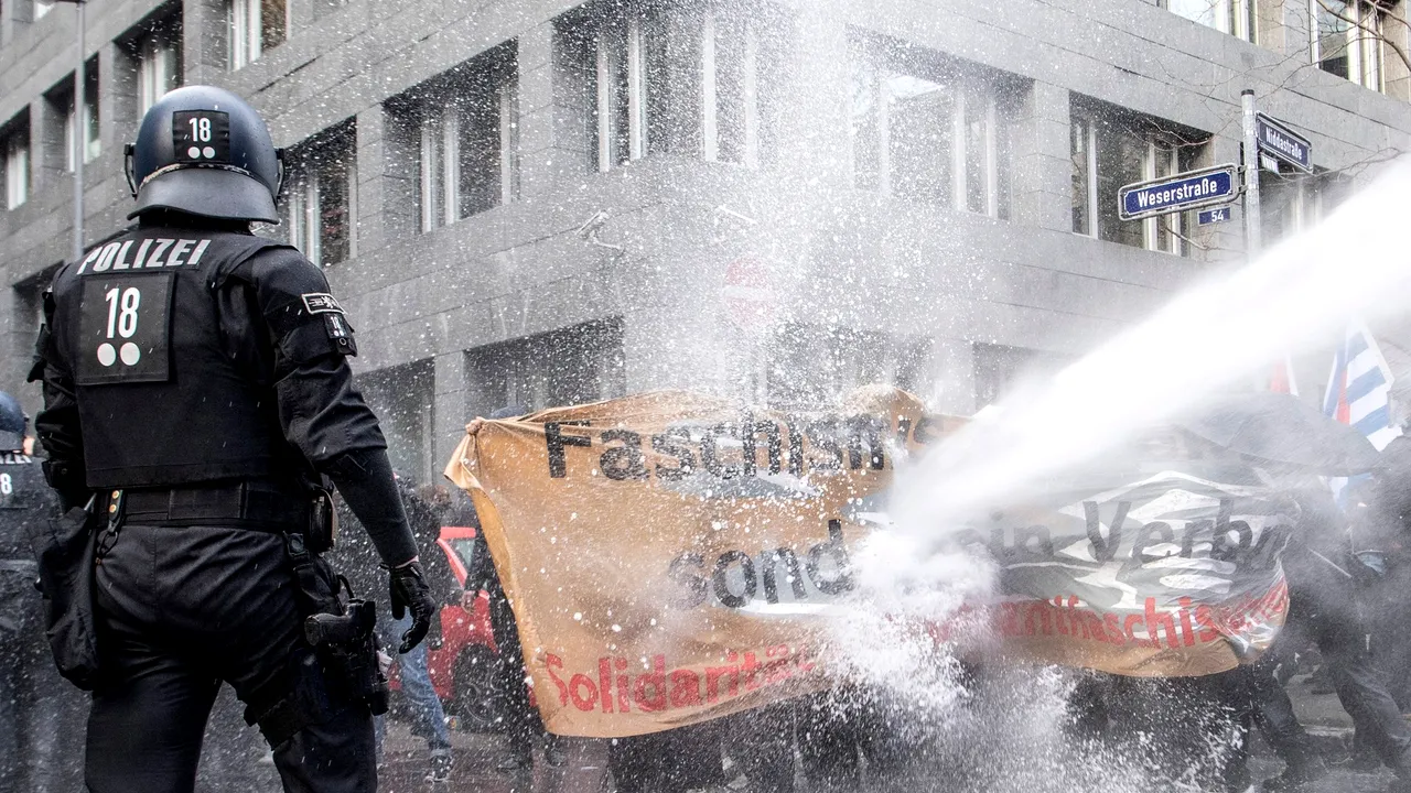 Mii de persoane protestează la Frankfurt faţă de restricţiile antiepidemice. Poliţia a folosit tunuri cu apă
