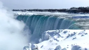 Gerul paralizează Statele Unite. Cascada Niagara a îngheţat parţial - VIDEO