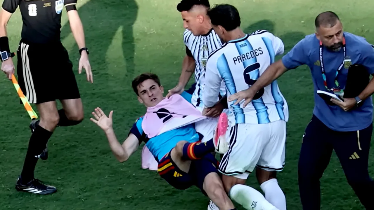 Scandal pe teren după finala Mondialului: jucătorii argentinieni au agresat jucătorii spanioli
