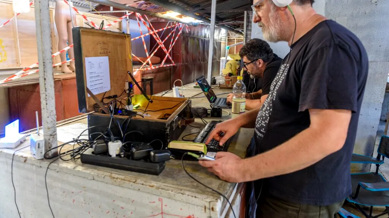 Mesaje misterioase, codate în limba persană sunt transmise zilnic prin unde radio în Iran