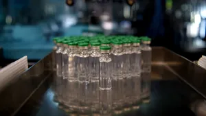 AstraZeneca a anunţat că livrările vaccinului său vor fi mai mici decât planificase, din cauza unor probleme apărute la una dintre fabricile sale 