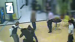 VIDEO - Încă o bătaie într-un mall din România: Şapte persoane, arestate