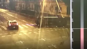 Accidentul grav dintre o ambulanţă şi un taxi, surprins de camerele de supraveghere. Imagini VIDEO cu momentul impactului