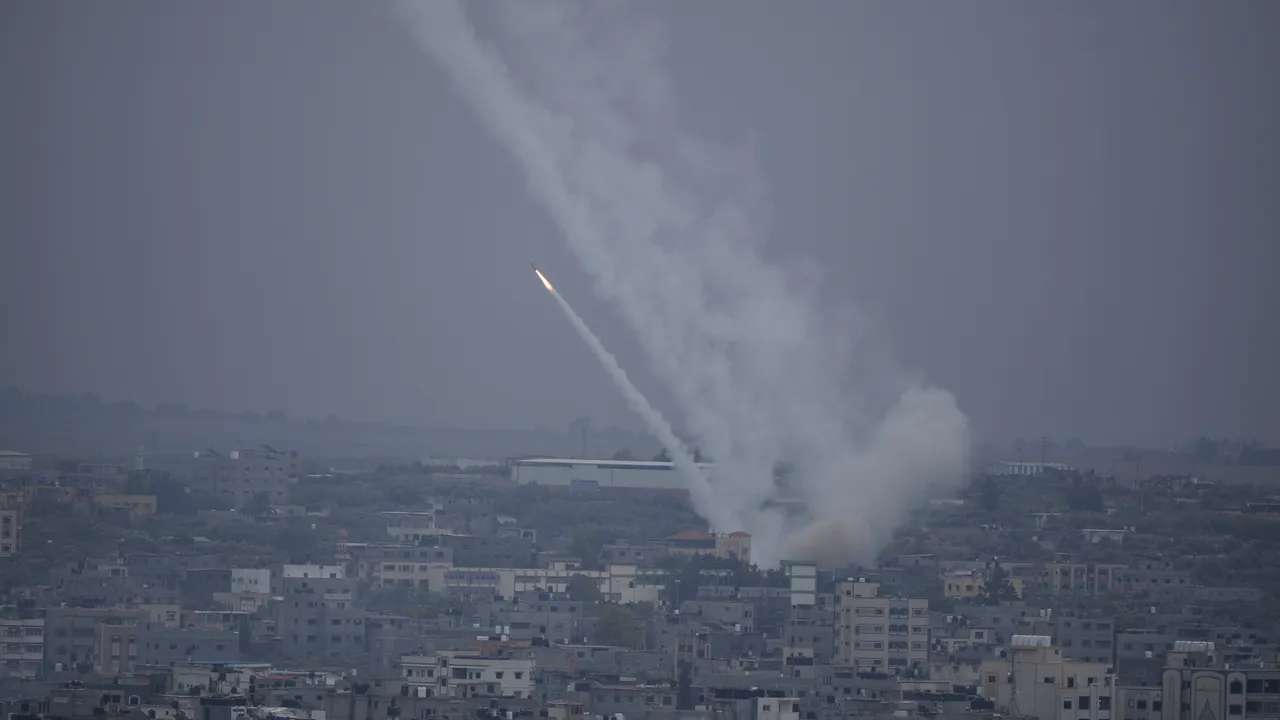 Războiul Israel-Hamas, ziua 3. Are loc cea mai mare mobilizare din istoria Israelului - 300.000 de rezervişti sunt chemaţi la datorie / Rachete lansate din Gaza lovesc sudul Israelului: s-a ordonat asediu complet / Sute de israelieni şi-au pierdut viaţa / Conflictul scumpeşte viaţa: preţul petrolului a crescut  