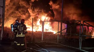 Incendiu de proporții la un centru de reciclare a gunoaielor. Locuitorii din zonă au primit mesaj RO-Alert