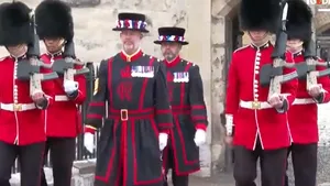 Gardienii Turnului Londrei poartă uniforme noi care cântăresc până la trei kilograme

