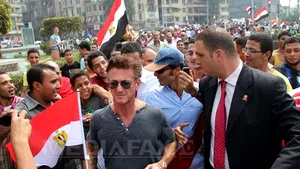 Sean Penn s-a alăturat miilor de egipteni care protestează în Piaţa Tahrir