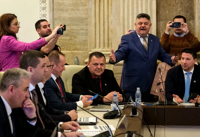 LIVE UPDATE Bugetul pentru anul 2026 este analizat acum / Scandal în Parlament: amendamentul PSD pentru ajutorul unic al pensionarilor a trecut în comisii cu voturile PSD, UDMR și PACE, dar nu a adunat suficiente voturi. AUR nu a votat. PSD se retrage de la dezbatere