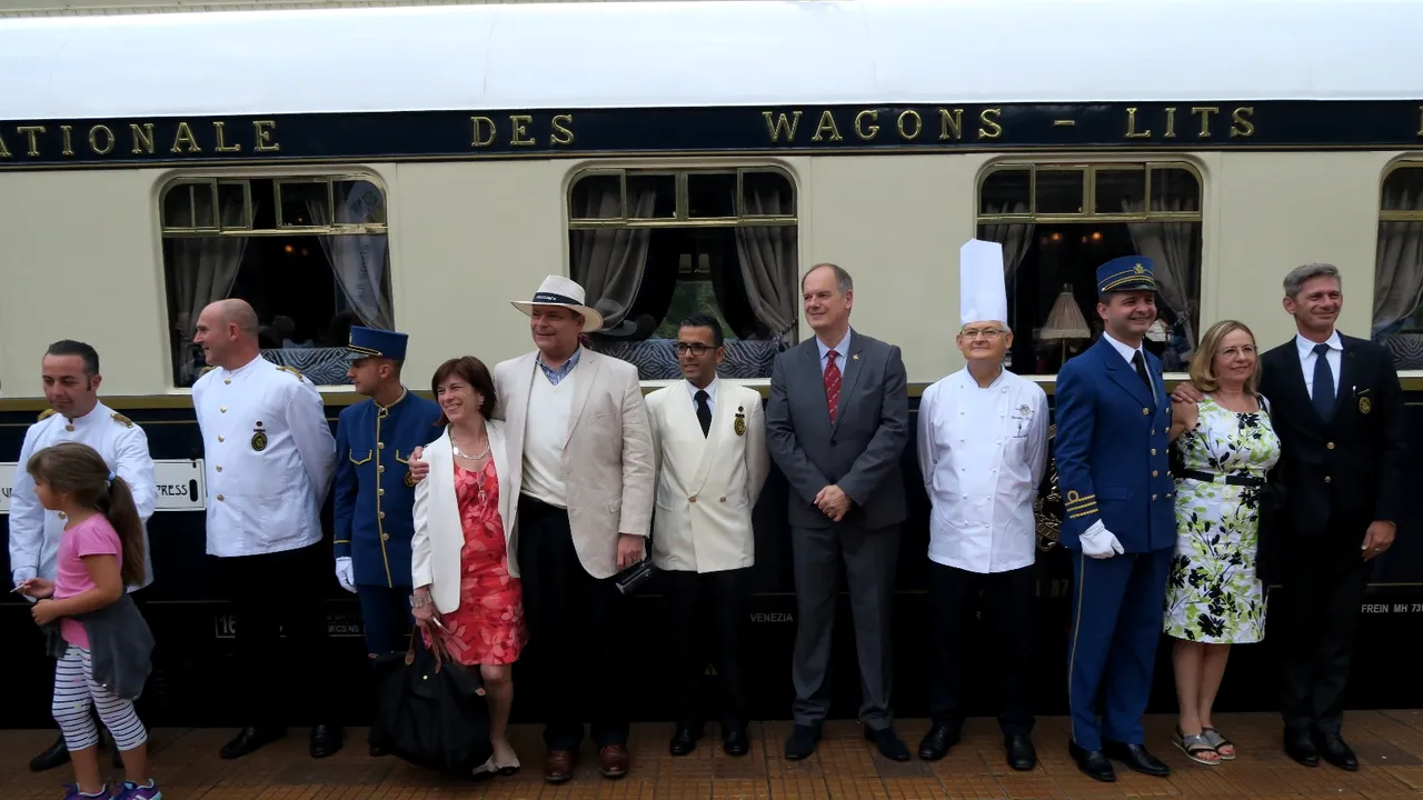 FOTO | Trenul de lux Orient Express a oprit în gara din Sinaia. Pasagerii au vizitat Castelul Peleş 