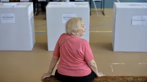 Pregătirile din ziua votului. S-au montat cabinele de votare