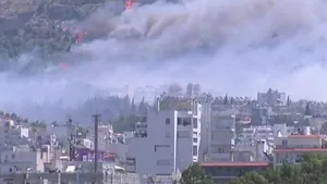 INCENDIU de proporţii în sudul Greciei: Numeroşi turişti au rămas blocaţi pe o plajă - FOTO, VIDEO