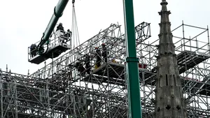 Lucrările de restaurare a catedralei Notre-Dame din Paris s-au reluat după ce au fost sistate din cauza pandemiei de coronavirus