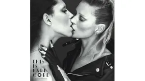 Kate Moss se sărută cu un model transsexual, pe coperta revistei Love