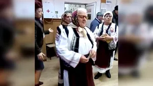 Concert într-o secţie de votare. Membrii unui ansamblu folcloric au votat şi au cântat 