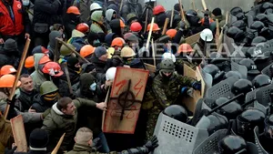 PROTESTE la Kiev: 200.000 de persoane au manifestat împotriva noilor legi represive. Poliţiştii au folosit grenade lacrimogene şi tunuri cu apă - FOTO