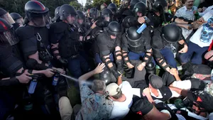 Peste 200 de persoane, arestate în timpul manifestaţiei extremei-drepte din Budapesta