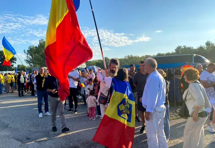 POLITIC Călin Georgescu, primit de sute de susținători la Târgul de la Călugăreni, în județul Giurgiu