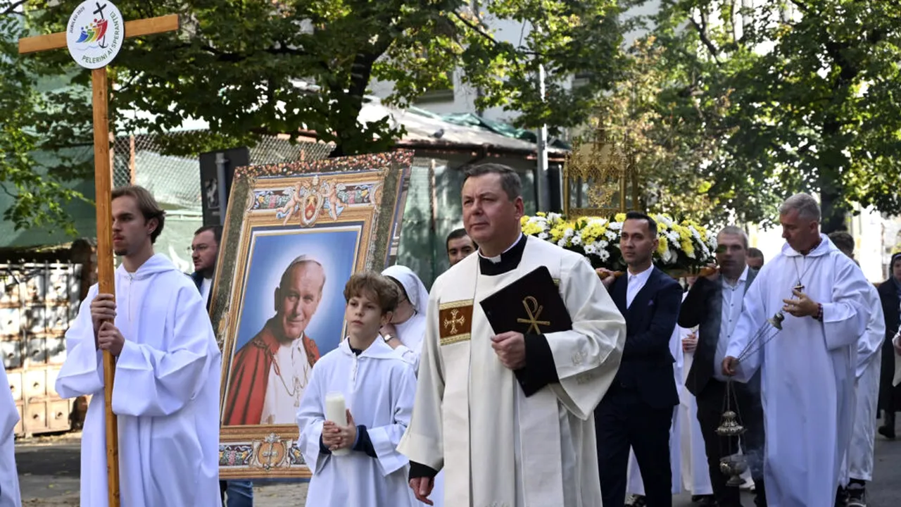 Procesiune în cinstea Sfântului Papă Ioan Paul al II-lea pe străzile Capitalei