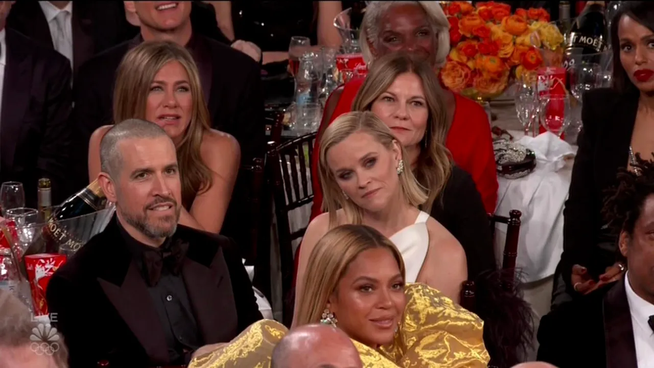  Reacţia lui Jennifer Aniston la gluma făcută de Brad Pitt pe scenă la Globurile de Aur. VIDEO