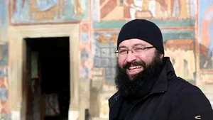  Preotul Visarion Alexa, reţinut într-un dosar de agresiune sexuală, a fost suspendat 