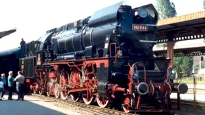 Doi bărbaţi suspectaţi că au falsificat expertize pentru locomotive de tezaur traficate, reţinuţi