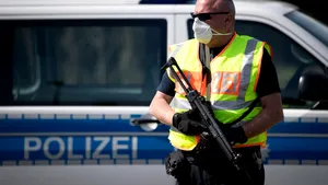 Două clădiri locuite de 60 români, supravegheate în permanenţă de Poliţia din Germania. 3 oameni au iesit pozitiv la testele pentru coronavirus