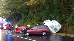 Mamă şi doi copii, răniţi după ce o dubă a intrat pe contrasens şi a lovit două maşini | FOTO